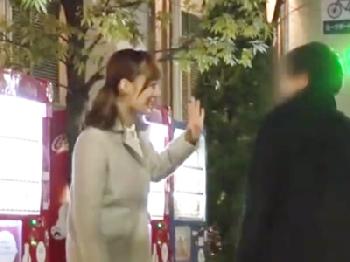 車に乗り込んだ瞬間から逆ナンパした素人男性に吸い付く美女