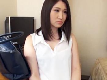 しばらく性交渉がない綺麗な人妻が電動マッサージ器責めでムラっときたのでゴムなし挿入して気の済むまで種付け