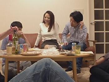 生徒の憧れの的だった爆乳教師と同窓会→野郎たちが集団で上がり込んで中出し乱交にW