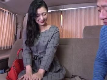 清楚なのに色気が駄々漏れな美貌の人妻を口説き落として禁断中出し