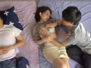 隣に彼氏が寝ているのに思う存分寝取られる彼女