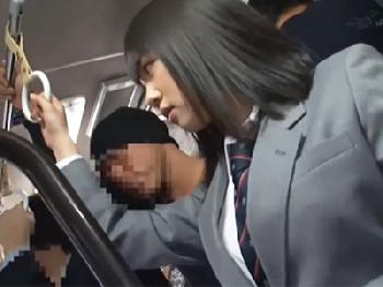 ぱっつんヘアがキュートな巨乳女子校生が痴漢で感じて喘いでしまうW