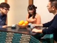 夫のすぐ横で他人棒に膣内でスペルマを発射される巨乳人妻