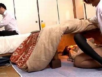 友人の彼女を寝取ってヤル!!コタツの中で愛撫し続け欲しくなったアソコにズブっと挿入