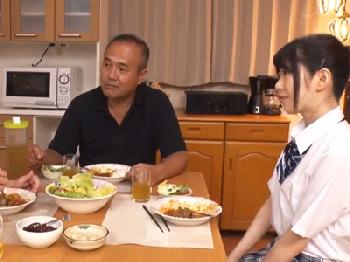 キュートな女子校生が幼なじみとその父親に色仕掛けして子作り交尾