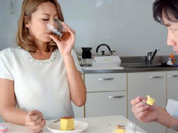 媚薬を盛られて息子の友人に調教されていく人妻