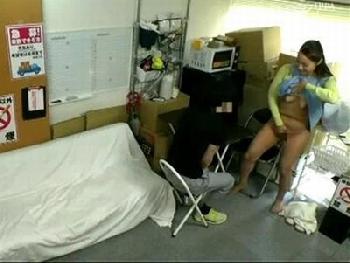 休憩室の監視カメラは映していた!!パートママさんに色仕掛けされて禁断の密通性交