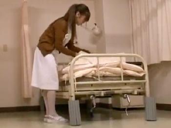 院内ベットの下にムリヤリ押し込まれて性的凌辱されるナース