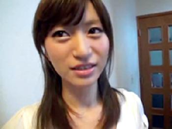 夫が外出中に自宅でハメ撮りを楽しむ淫らな人妻に中出し発射