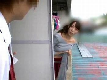 アパートの隣に住む綺麗なお姉さん!!思春期ボーイが暴発性行為