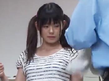 家出ツインテールのベビーフェイス美少女と狭い風呂場で性行為する中年男