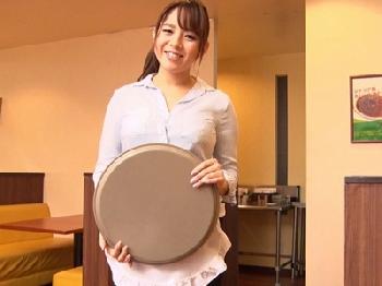 巨乳には目がないエロ少年が爆乳ウェイターのお姉さんとディープ性交