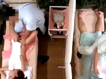 夫と一緒にマッサージに来たはずなのに…薄い壁1枚を隔てて性的マッサージでムラっとくる危険なマダムW