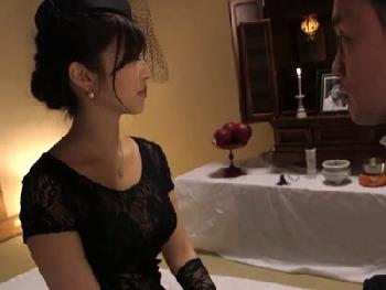 夫の四十九日を迎えた妻が遺影の前で義兄と禁断のSEX!!