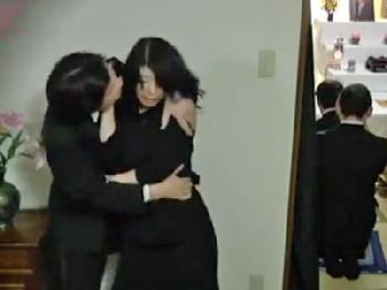 ダンナの葬式中にお経に隠れて性行為する未亡人