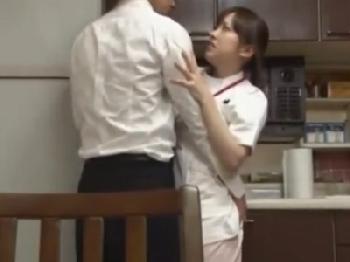 訪問看護の患者が寝ている家で…激SEXする痴女ナース