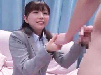 極上美女会社員が赤面しながら巨根チェリーボーイの筆おろし