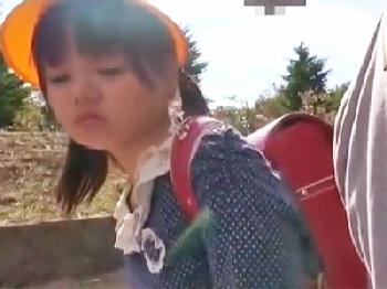 童顔幼系娘が変態男に強引に挿入され避妊具なしで直射精で初アクメ