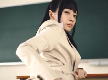 新任の淫らな女教師が生徒に色仕掛けして教室で性行為