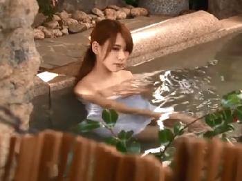 新婚のとても綺麗な若妻が温泉旅行先で種付けオメコ内で直接発射されて全力アクメ