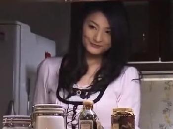 美魔女が義弟に強制的に迫られ遠慮なく犯される