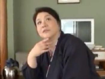 場末の温泉宿の女将が客に迫られ性行為