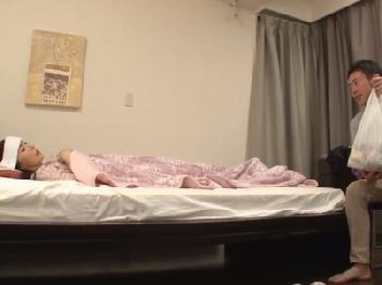 風邪で弱った叔母さんの姿にムラっと興奮して…甥との近親タブーSEXにW