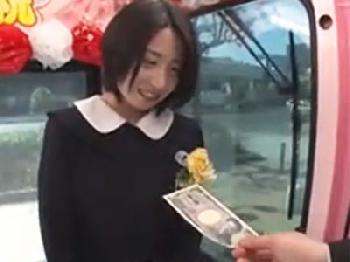 金欲に目が眩んでSEX了承する素人娘