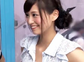 芸能人のようなルックスの美女2人が女の体を知らない男を優しく筆おろし!!