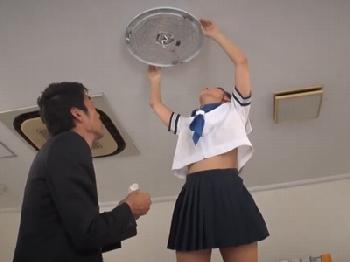 自分の知らないところで露出!!男を色仕掛けするアイドルW