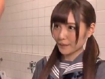 男子便所に気持ち悪い中年男を誘って性行為に持ち込む女子校生W