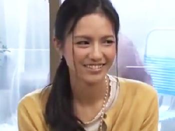 夫に不満を持つ妻がミラー越しの夫の前で3P膣射交尾!!