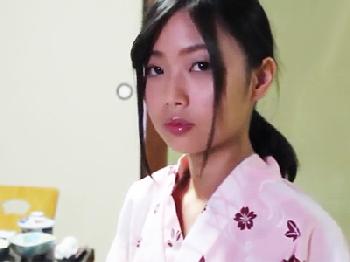 ほっそい体の浴衣美少女が中年男性たちに女体盛りされて犯される