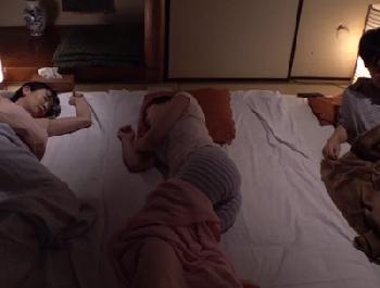 いつも綺麗な嫁母…都会で一緒に暮らすことになり川の字の肉親タブー交尾に!!