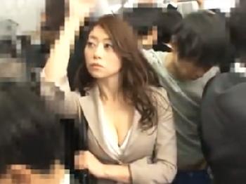 電車で股間を押しつけてきた男を便所に連れ込んで性行為る痴女