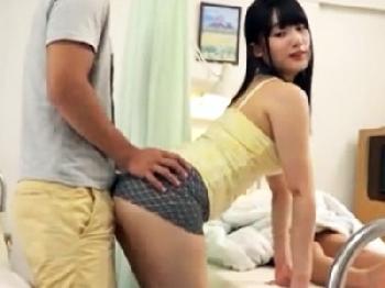 彼女の見舞いに行ったら沢山の美女が群がってきて病室でモテモテ状態になり‥W