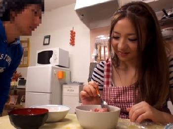 巨乳のGAL姉がエロ少年に言いなりになってオマセな中出し