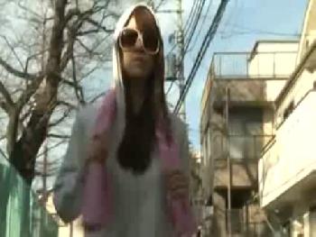 早朝ジョギングの途中に便所で2人の男に性的凌辱される美女!!