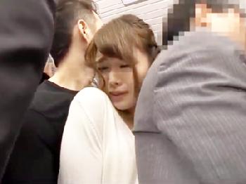 満員電車で痴漢されてそのまま性的暴行されて潮吹きするお姉さん