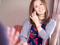 娘の横で軟派男と性行為する不貞人妻