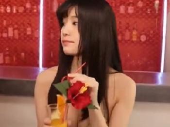 カメラのフラッシュ焚かれる中で乳房射精挿入される巨乳娘