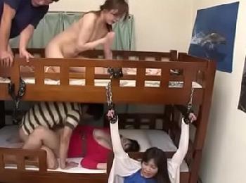 痴女ギャルたちの性的興奮がおさまらない!!2段ベッドの上でも下でも横でも大乱交