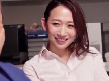 残業の毎日で疲れ果てた人妻オフィスレディが警備員の中年男に優しく声され密通交尾