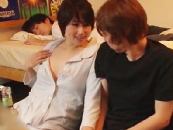 40代の猥褻マダムが息子の友人に色仕掛けして甘く激しい膣内発射性交