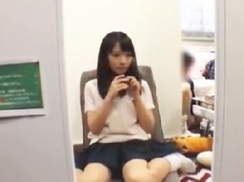 魅力的な素人ミニ系女子校生の裏オプリフレ盗撮!!