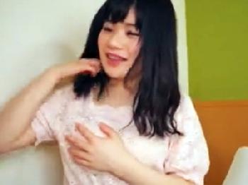 経験人数一人の初心で恥ずかしがり屋な童顔女子大生とハメ撮り膣内射精!!