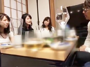 劣情をそそる妖艶な巨乳人妻が息子の友人と性行為!!