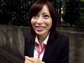 美女会社員桜井彩ちゃんが既婚男性宅突撃→奥さんにバレないように寝取り性交開始!!