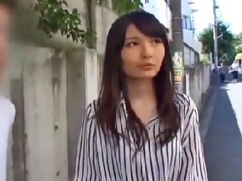 入った素人娘の陰毛がないワレメに膣射3P!!