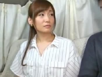 夫を裏切り他人棒で絶頂する美貌の人妻W